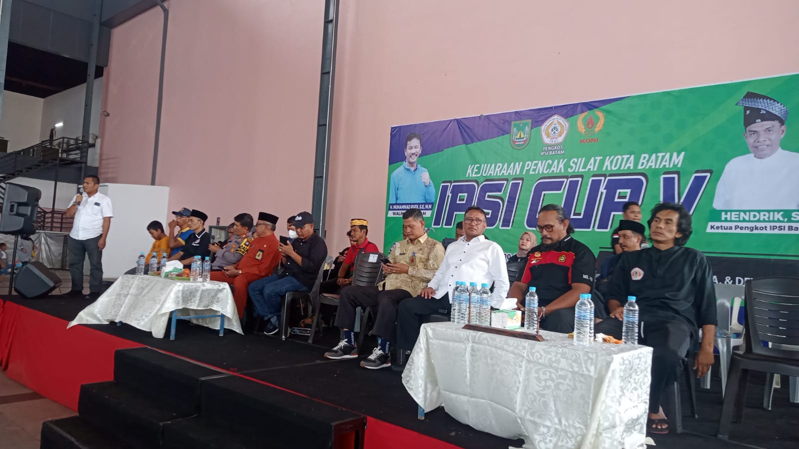 plt Ketua Umum KONI Batam, Rinaldi Samjaya memberikan sambutan dalam pembukaan IPSI Cup V Kota Batam. foto ays