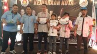 Ketua Pengkot Percasi Batam, Suhendri MP bersama para juara catur Kejurkot Percasi Batam kategori Junior Putra. foto ays