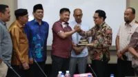 Ketua DPRD Batam, Nuryanto didampingi para pimpinan DPRD Batam menyerahkan cinderamata kepada KPK RI. foto wld