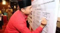 Ketua DPRD Batam, Nuryanto membubuhkan tanda tangan dukungan pemilu damai. foto dbs