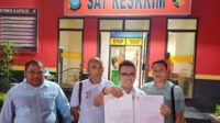 Ketua tim hukum TKD Prabowo Gibran Provinsi Kepri, Musrin SH, MH, CPL, CPCLE, CPM, CPrM, CPPPLS memperlihatkan bukti lapor dan juga izin penggunakan lokasi Landmark WTB Batam. foto ays