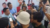 Ketua DPP Partai Gerindra, Endipat Wijaya didampingi Sekretaris Gerindra Batam, Aweng Kurniawan menjawab pertanyaan awak media usai debat capres terakhir di TKD Kepri. foto ays