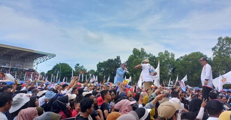 Ketua DPC Gerindra Kepri, Iman Sutiawan di tengah kerumunan massa. foto ays