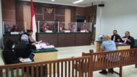 Terdakwa Riki Lim tampak duduk lemas mendengarkan tuntutan yang dibacakan oleh Tim JPU. foto pnbatam