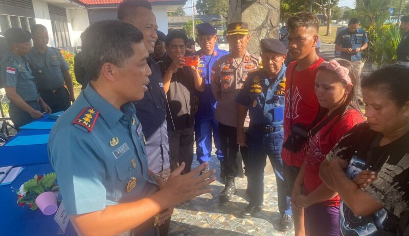 Danlanal Bintan, Letkol Laut Eko Agus Susanto, S.E., MM berdiskusi dengan para PMI Ilegal yang berhasil diselamatkan. foto lanal