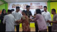 Anggota DPRD Batam terpilih, Aweng Kurniawan (batik hitam) bersama Ketua DPD Partai Gerindra Kepri Iman Sutiawan (koko putih) menyalami satu persatu tim dan relawan yang hadir di acara Bukber. foto ays