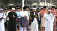 Kepala BP Batam juga Walikota Batam, Muhammad Rudi saat khusuk shalat Idul Fitri di dataran Engku Putri, Batam Centre. foto bpbatam