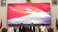 Pimpinan DPRD Batam, Nuryanto didampingi para Wakil Ketua dan Sekretaris Daerah Pemko Batam, Jefridin saat menyanyikan lagu Indonesia Raya dalam paripurna. foto ald