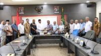 Ketua DPRD Batam, Nuryanto menerima cinderamata dari PerwakilanDPRD Tanah Datar. foto ald
