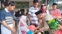 Ketua DPD Partai Gerindra Kepri, Iman Sutiawan menyerahkan paket sembako ke anak-anak sebagai program rutin tahunan berbagi ke yang membutuhkan. foto ays