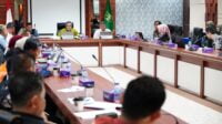Sekretaris Daerah Kota Batam, Jefridin Hamid didamingi Asisten Daerah Pemko Batam, Yusfa Hendri pimpin rapat. foto kominfo
