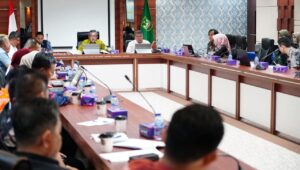 Sekretaris Daerah Kota Batam, Jefridin Hamid didamingi Asisten Daerah Pemko Batam, Yusfa Hendri pimpin rapat. foto kominfo