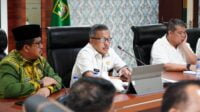 Sekretaris Daerah Kota Batam, Jefridin Hamid (tengah) memimpin rapat persiapan Batam Tuan Rumah MTQH Kepri 2024. foto mc