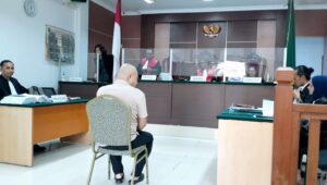 Bos PT Glory Point, Riki Lim saat berada di kursi pesakitan mendengarkan pledoi yang dibacakan PH nya. foto nk