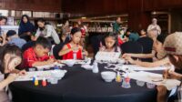 Puluhan anak SD ambil bagian dalam acara membatik. Kegiatan membatik tersebut dalam rangka peringatan Hari Kartini bersama Swiss Belhotel Barbour Bay. foto dbs